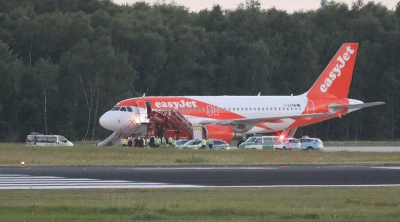 Γερμανία: Συνελήφθησαν τρεις επιβάτες σε πτήση Λιουμπλιάνα – Λονδίνο – Ελεγχόμενη έκρηξη σε σακίδιο πλάτης του ενός – Συνομιλούσαν για εκρήξεις και βόμβες εν πτήσει